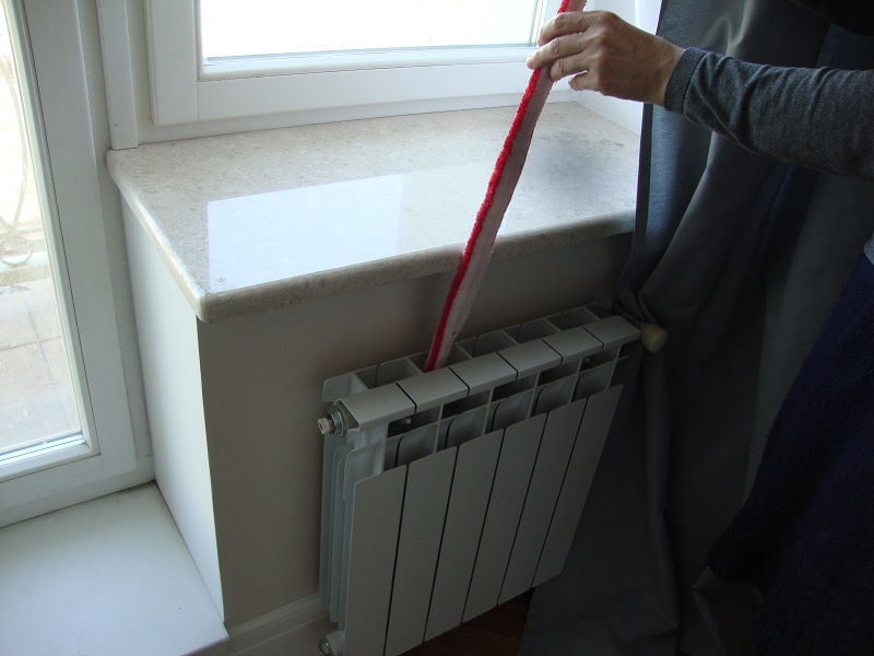 Фото очистки внутренних ребер радиатора отопления