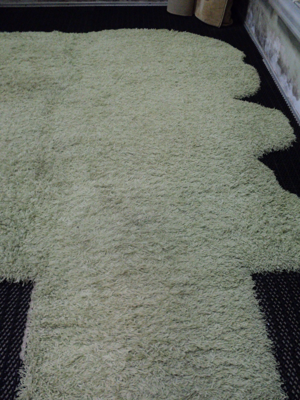 Чистка ковро - Длинноворсный синтетический ковер на клееной основе до чистки