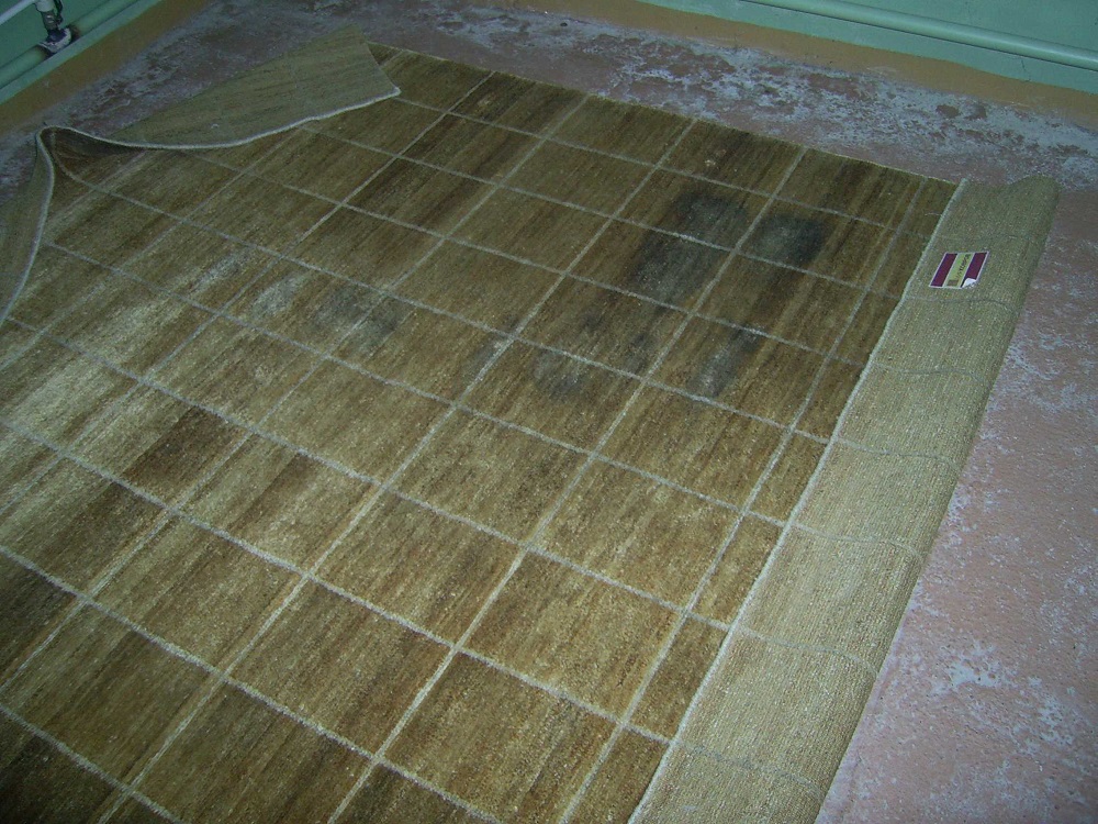 Чистка ковров - Ковер из кокосового волокна до чистки