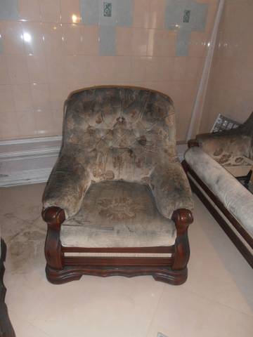 Кресло с текстильной обивкой после пожара до чистки