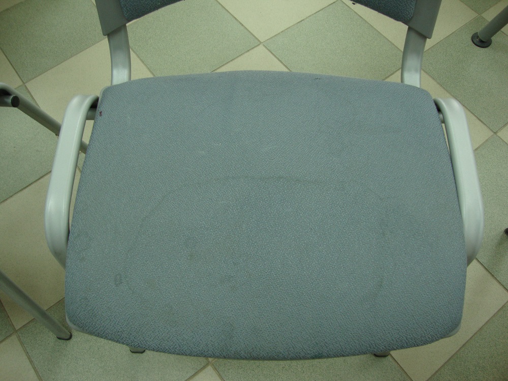 Офисные стулья со спинкой с текстильной обивкой до чистки