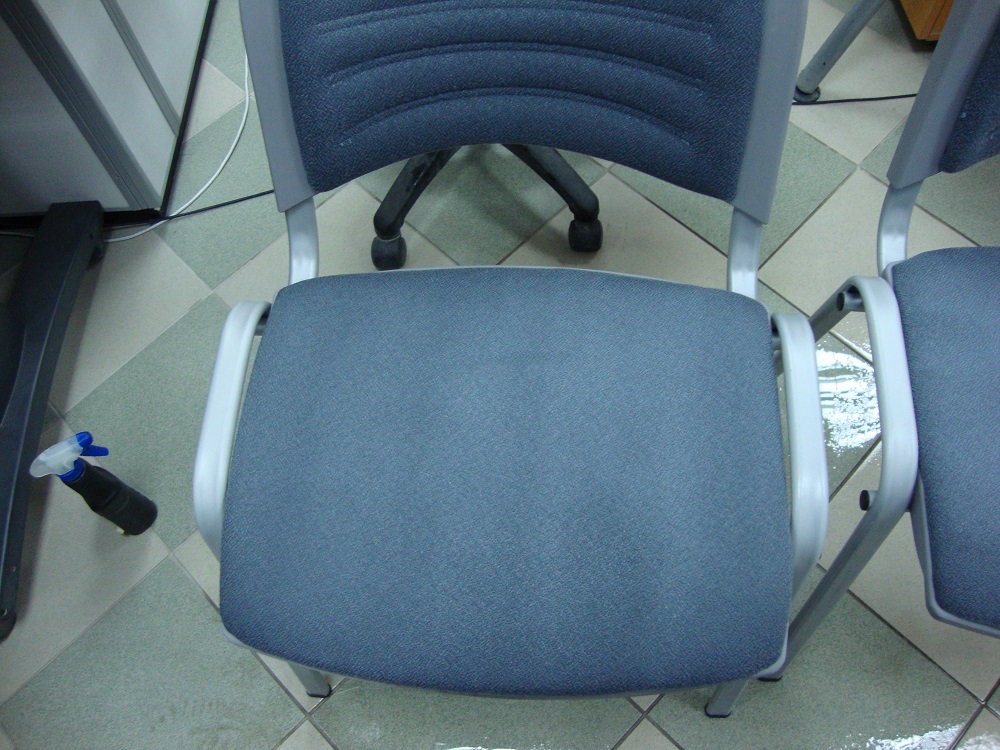 Офисные стулья со спинкой с текстильной обивкой после чистки