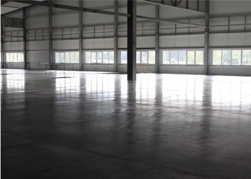 Фото бетонного пола в производственном помещении после чистки