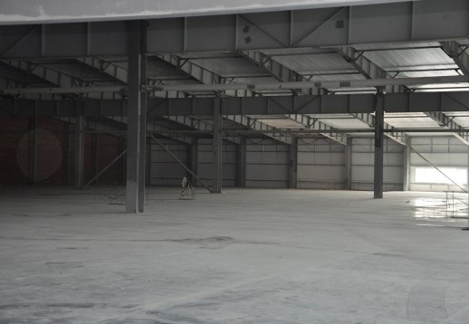 Фото бетонного пола в производственном помещении до чистки
