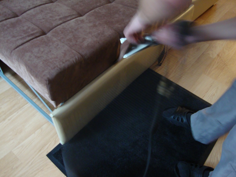 Фото влаговпитывающего ковра защищающего пол от попадания брызг моющего раствора при чистке вертикальных поверхностей дивана